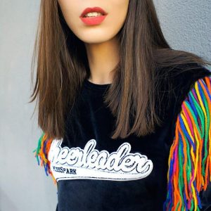 Welurowa, czarna bluza z barwnymi frędzlami - Bluza Cheerleader
