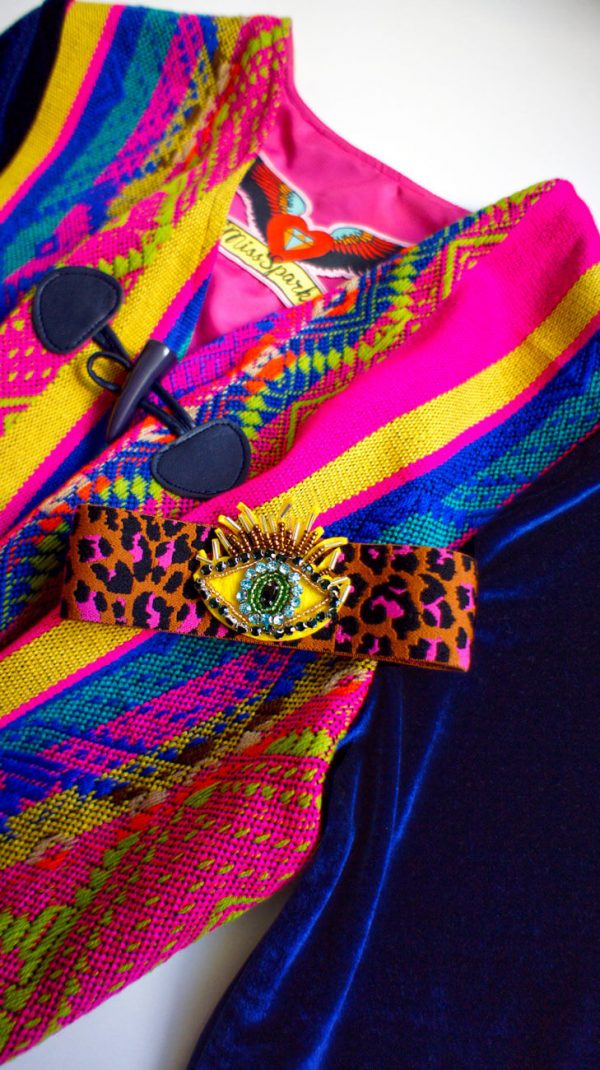 Barwny płaszcz maxi w azteckie wzory.