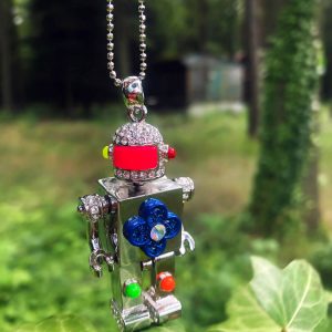 Naszyjnik robot w kolorze srebra z neonowymi detalami.